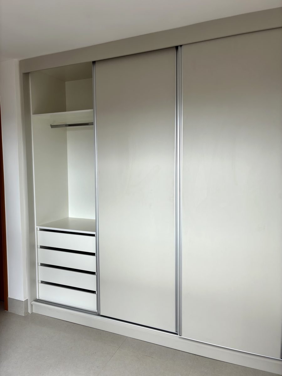 Guarda-roupa planejado com portas deslizantes e organização interna